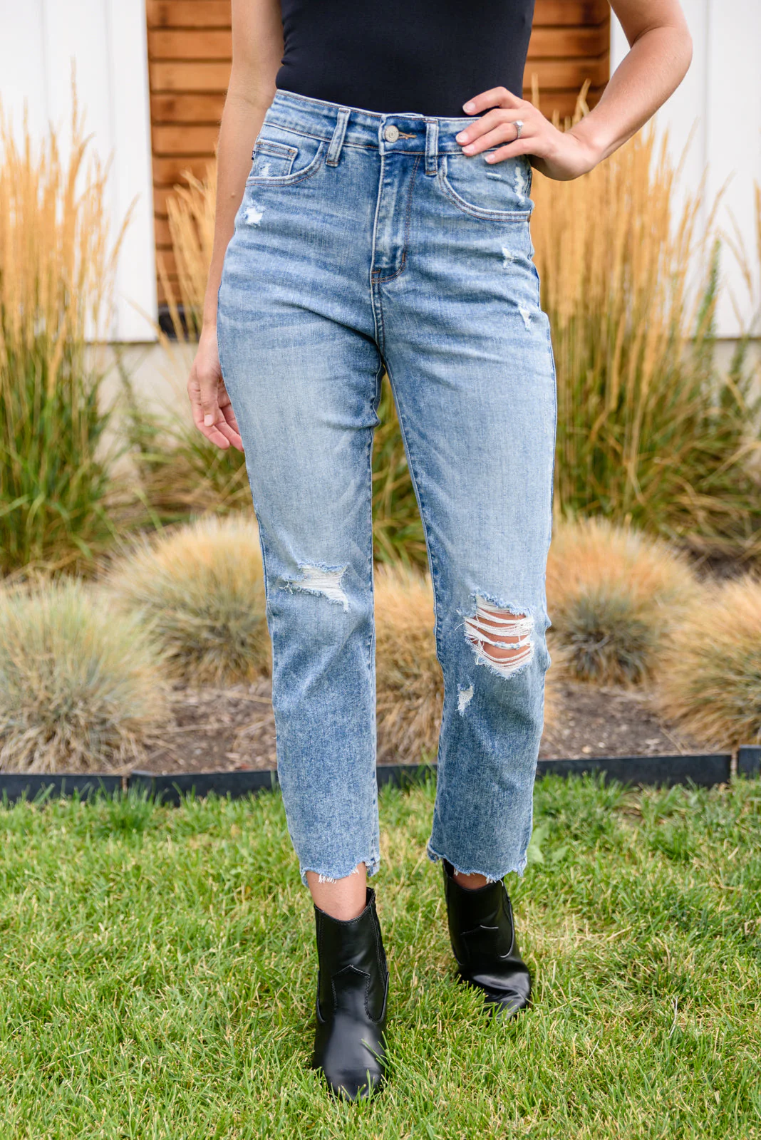 JUDY BLUE Cityscape Cropped Chew Hem - Makeswep