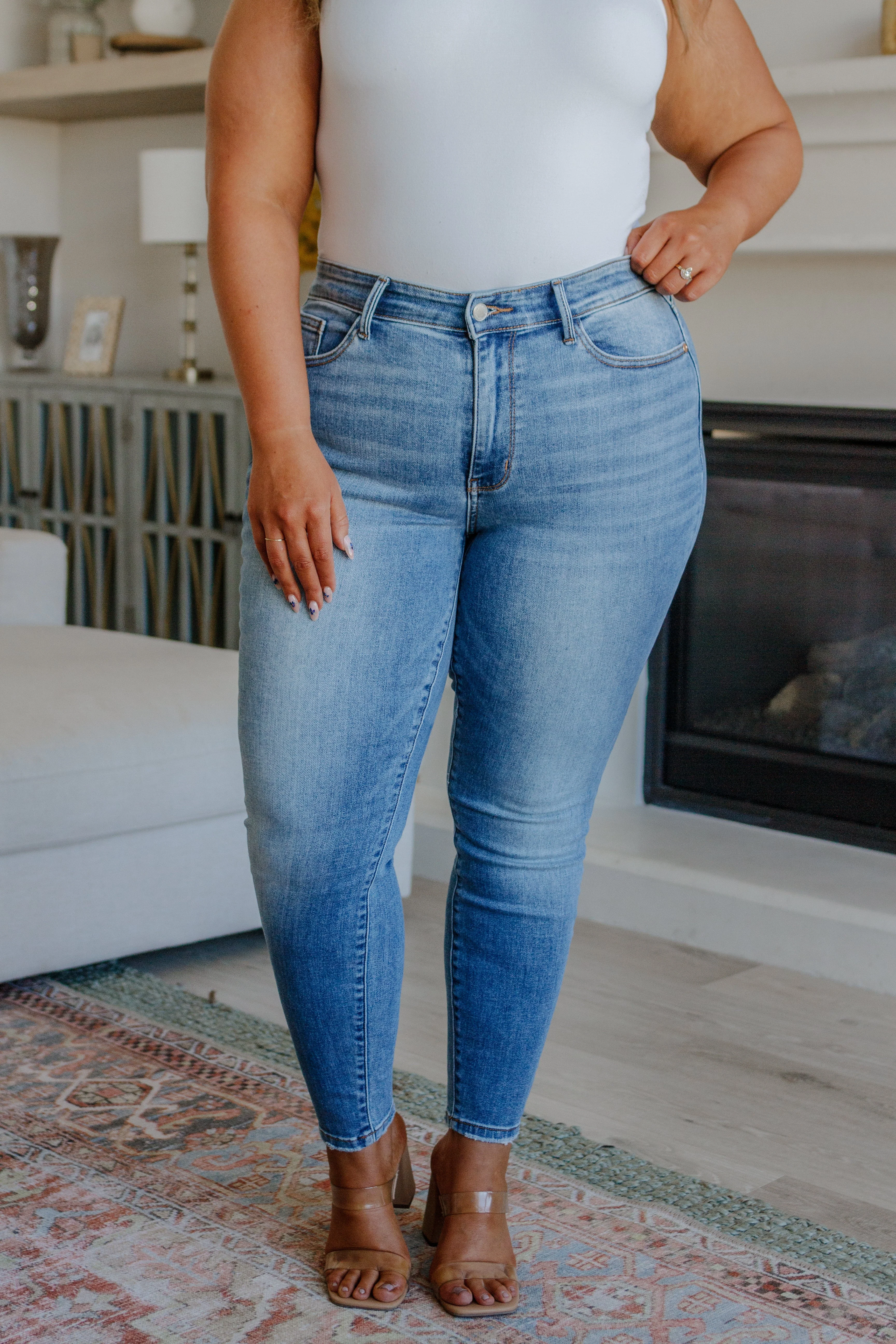 JUDY BLUE Catherine Mid Rise Vintage Skinny Jeans - Makeswep