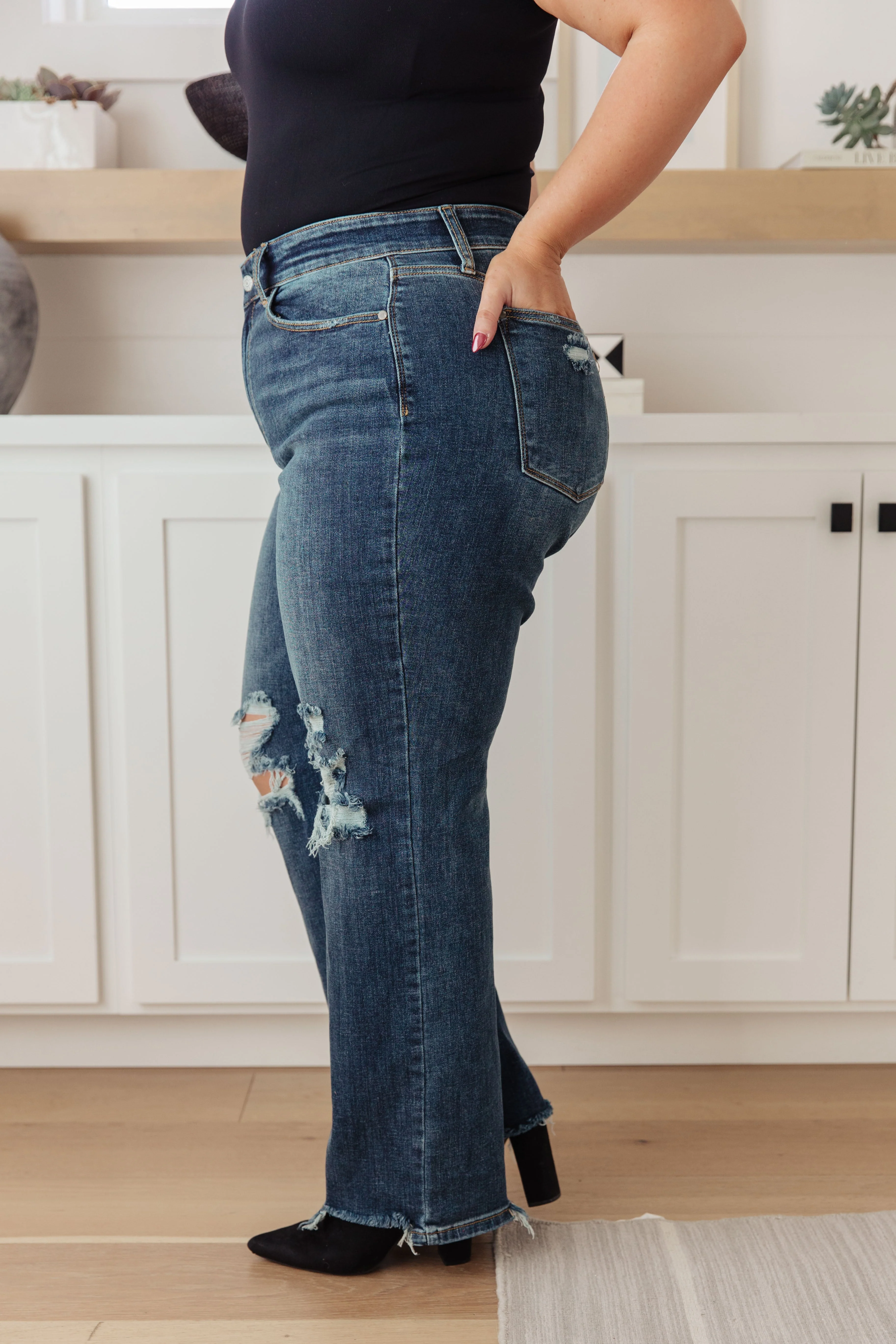 JUDY BLUE Rose High Rise 90's Straight Jeans in Dark Wash - Makeswep