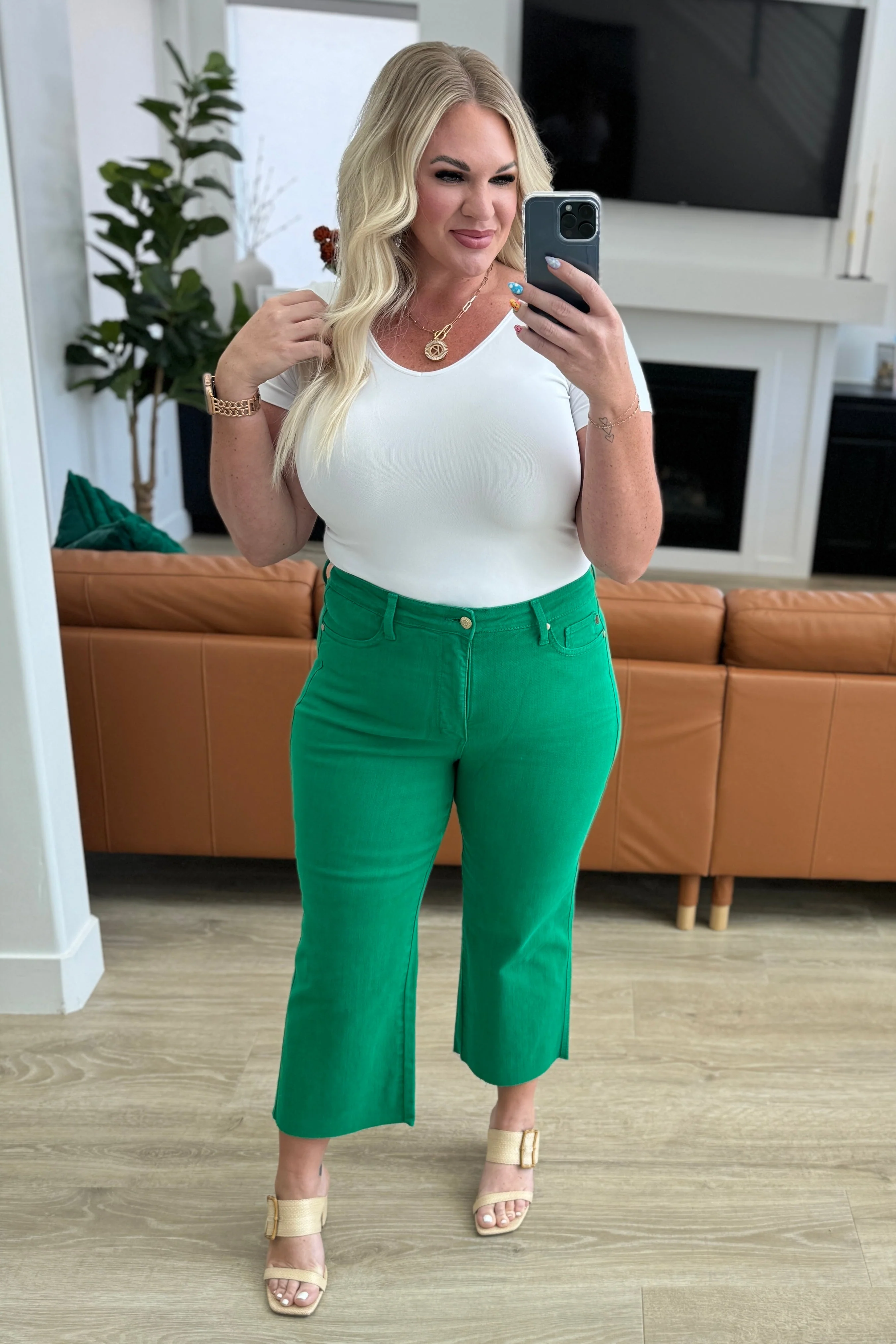 JUDY BLUE Lisa High Rise Control Top Wide Leg Crop Jeans in Kelly Green - Makeswep