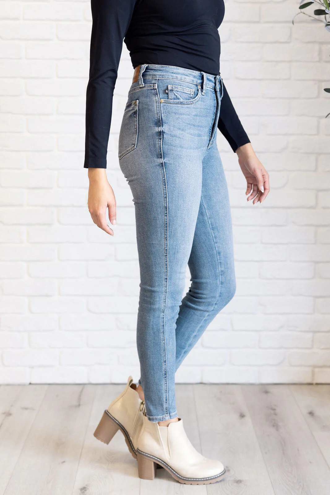 JUDY BLUE Justine High Rise Contrast Wash Skinny Jeans *TUMMY CONTROL* - Makeswep