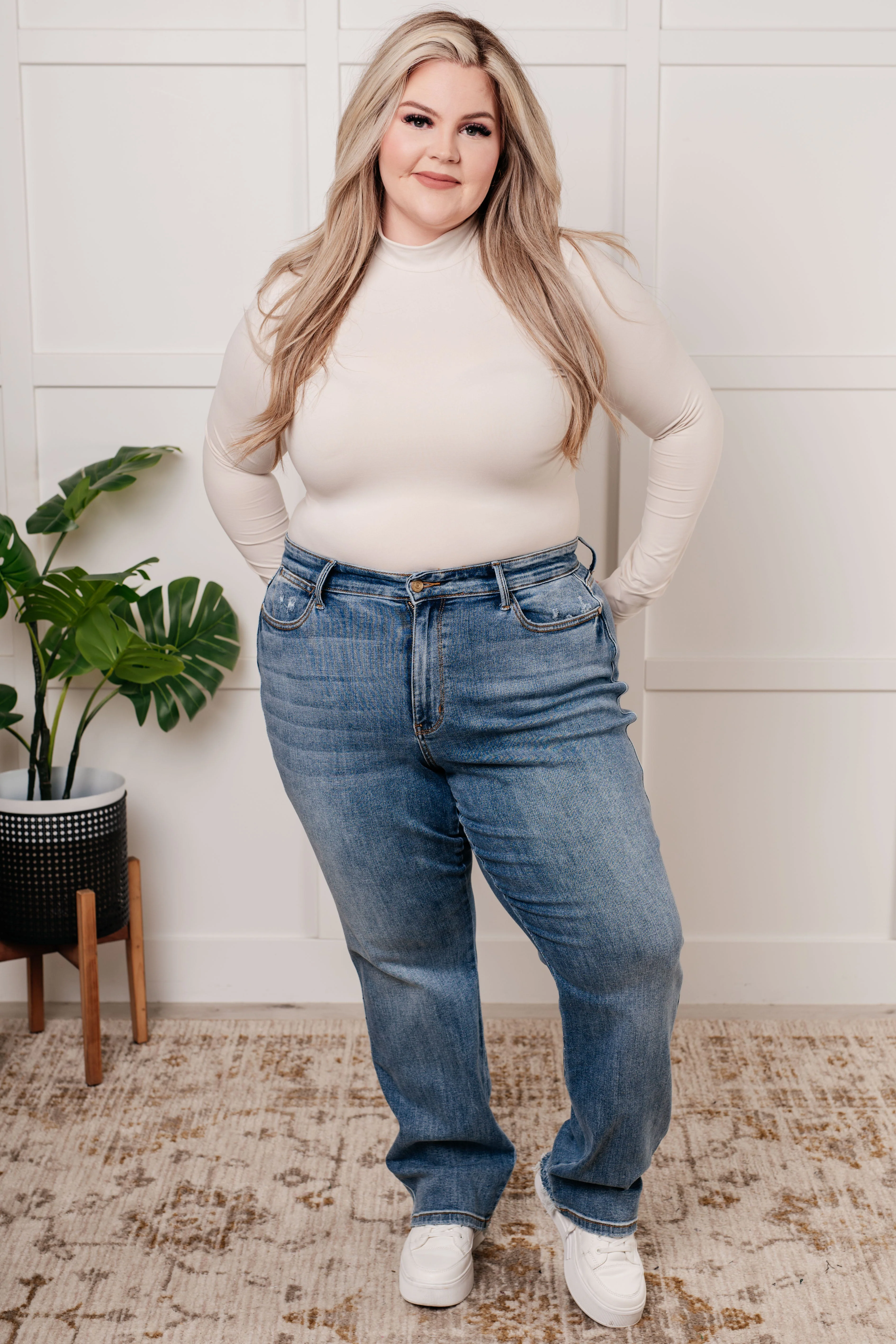 JUDY BLUE Quinn Mid Rise Cell Phone Pocket Dad Jeans - Makeswep