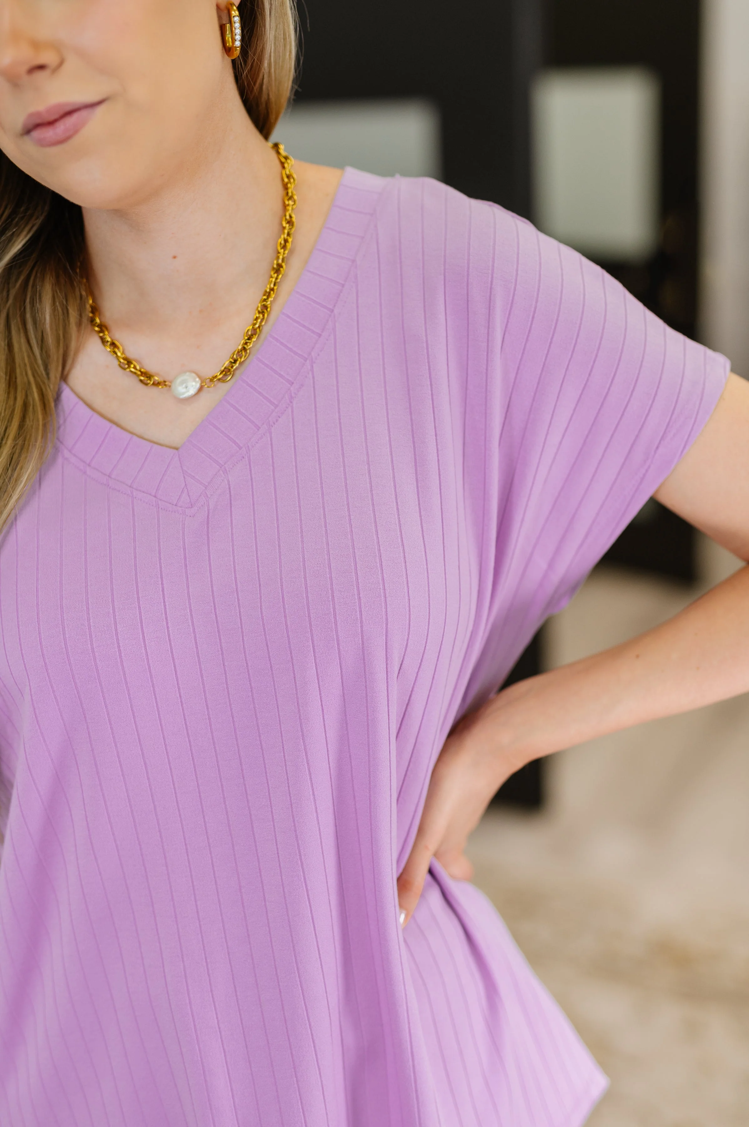 Top Shelf Basic V-Neck Ribbed Tee in Lavender - Makeswep