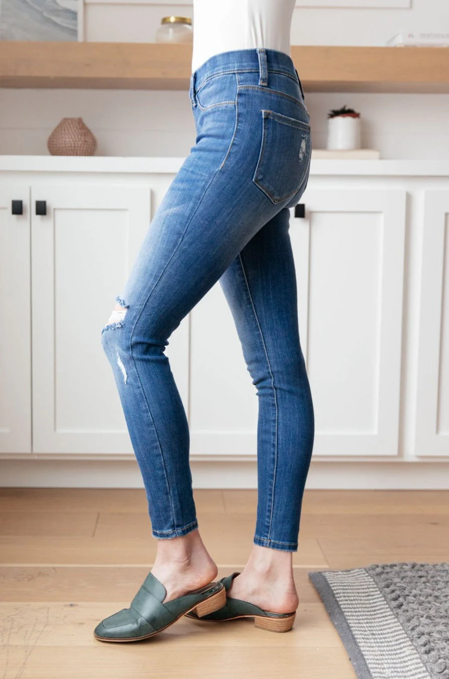 JUDY BLUE Get Together Mid-Rise Skinny Jegging - Makeswep