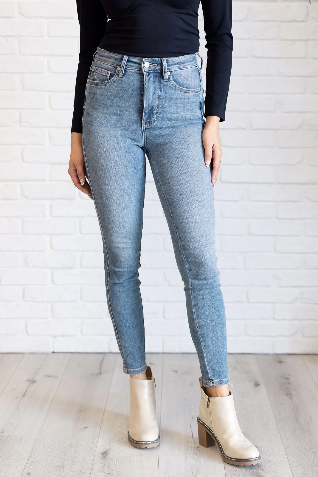 JUDY BLUE Justine High Rise Contrast Wash Skinny Jeans *TUMMY CONTROL* - Makeswep