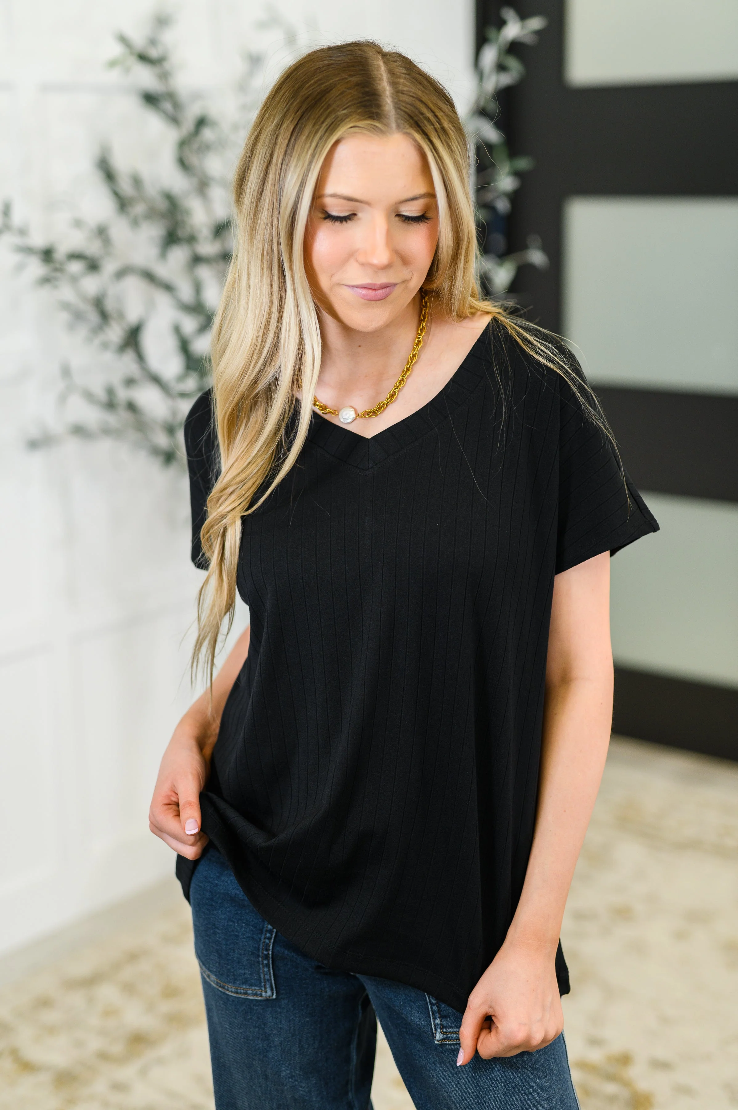 Top Shelf Basic V-Neck Ribbed Tee in Black - Makeswep