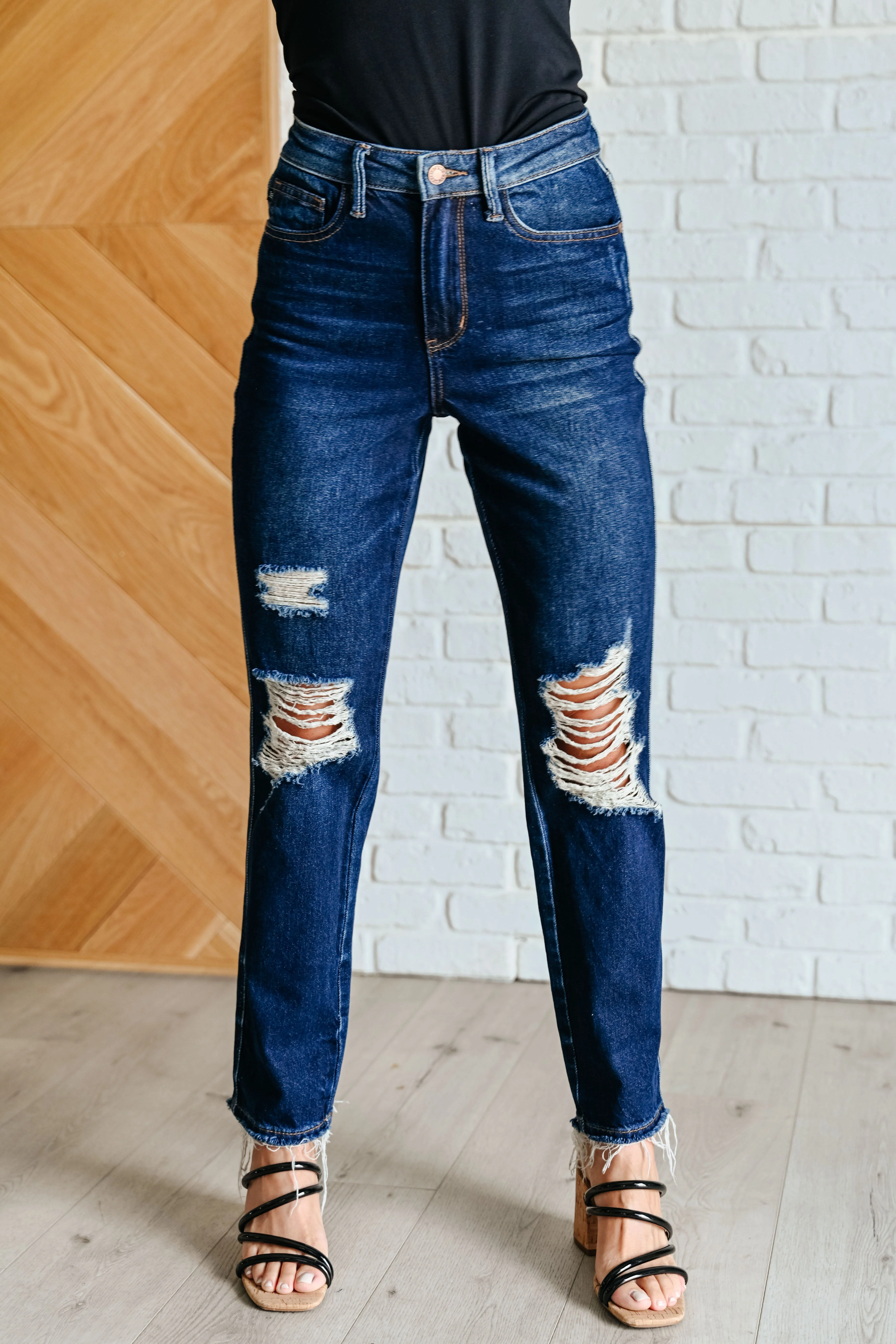 JUDY BLUE Montana High Rise Rigid Magic Distressed Straight Jeans - Makeswep